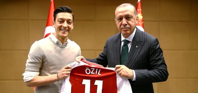 Alman tiyatrocudan Mesut Özil ve İlkay Gündoğan’a alçak hakaret
