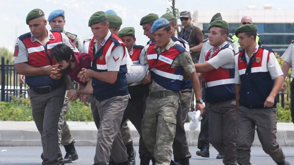 Cezaevi aracından inmeyen FETÖ'cüyü jandarma salona götürdü
