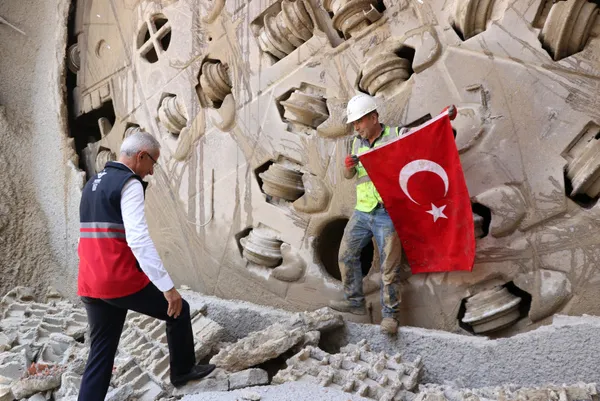 pekinden-londraya-ikinci-demiryolu-yavuz-sultan-selim-koprusunden-demiryolu-agi-1691034434611.jpg Pekin’den Londra’ya ikinci demiryolu! Yavuz Sultan Selim Köprüsü'nden demiryolu ağı - 6