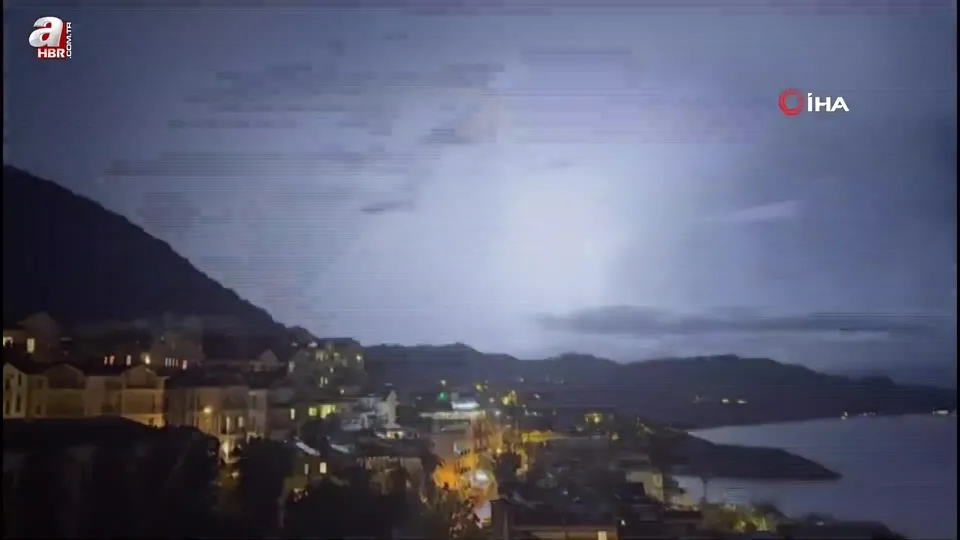 Kaş’ta şimşeklerin dansı kamerada