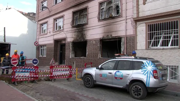 istanbulda-dogal-gaz-patlamasinda-hasar-goren-ev-goruntulendi-iste-dehsetin-izi-1668688906794.jpg İstanbul’da doğal gaz patlamasında hasar gören ev görüntülendi! İşte dehşetin izi - 4