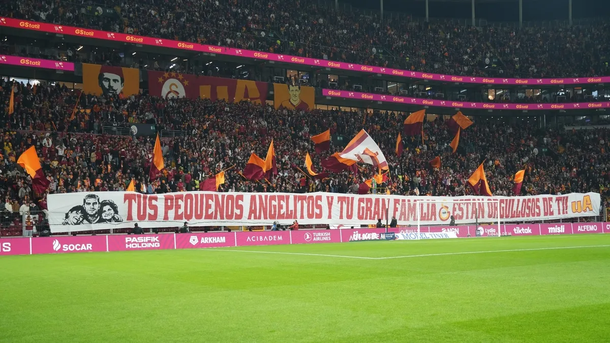 Galatasaray taraftarlarından Torreira’ya özel pankart