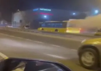 İETT otobüsü duman saçarak ilerledi! O anlar saniye saniye kaydedildi