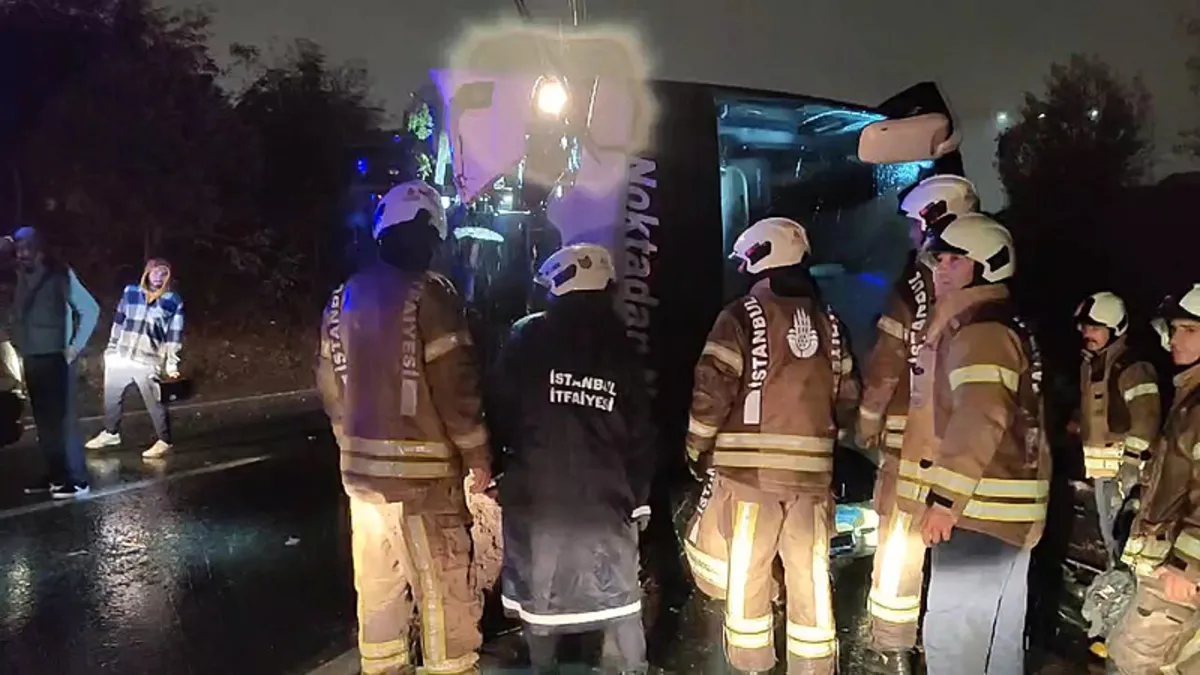 İstanbul'da yolcu otobüsü devrildi: 2 ölü 18 yaralı