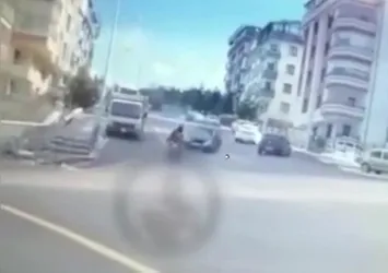 Direksiyon hakimiyetini kaybetti dehşet saçtı! Otomobilin çarptığı motokurye hayatını kaybetti