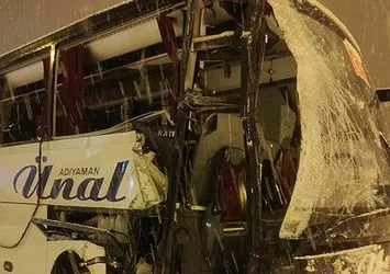 Amasya’da yolcu otobüsü karlı yolda kaza yaptı