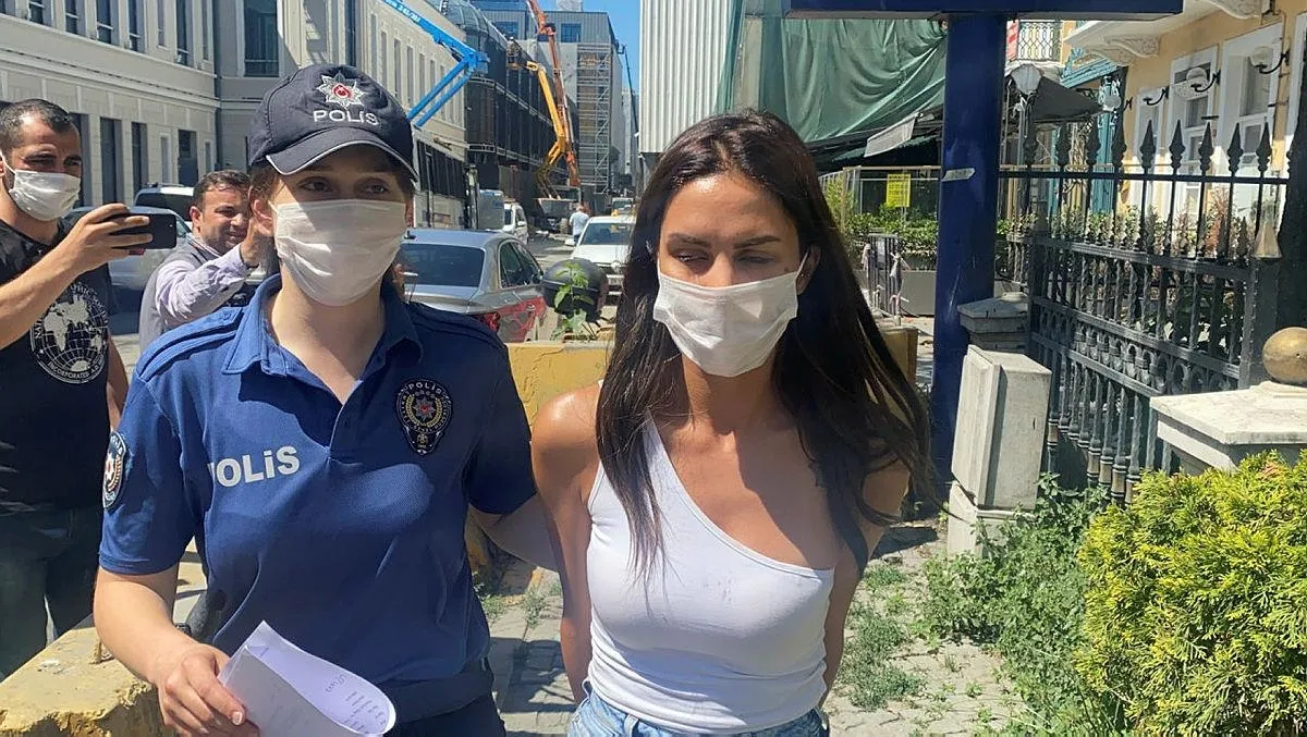 Ünlü oyuncu Ayşegül Çınar adliyeye sevk edildi! Polisleri suç örgütü lideri Sedat Peker ile tehdit etmiş