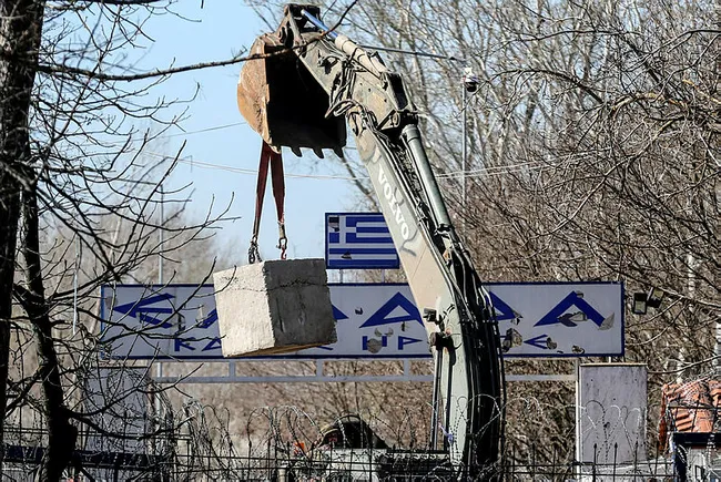 Yunanistan mültecilere karşı sınır kapısına beton bloklar yerleştirdi - 2