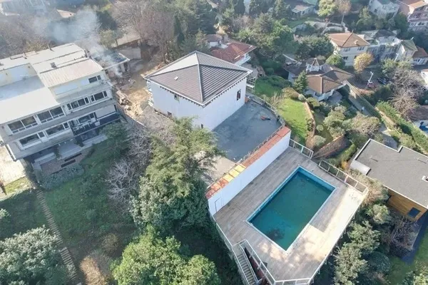 Halk TV’nin sahibi Cafer Mahiroğlu devletin yasağını tanımıyor! İBB’nin önünü açtığı kaçak villaya devam