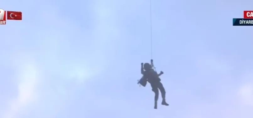 Deprem sonrası ağır hasar alan Galeria İş Merkezi'nde kedi kurtarma operasyonu! Mehmetçik seferber oldu helikopter havalandı