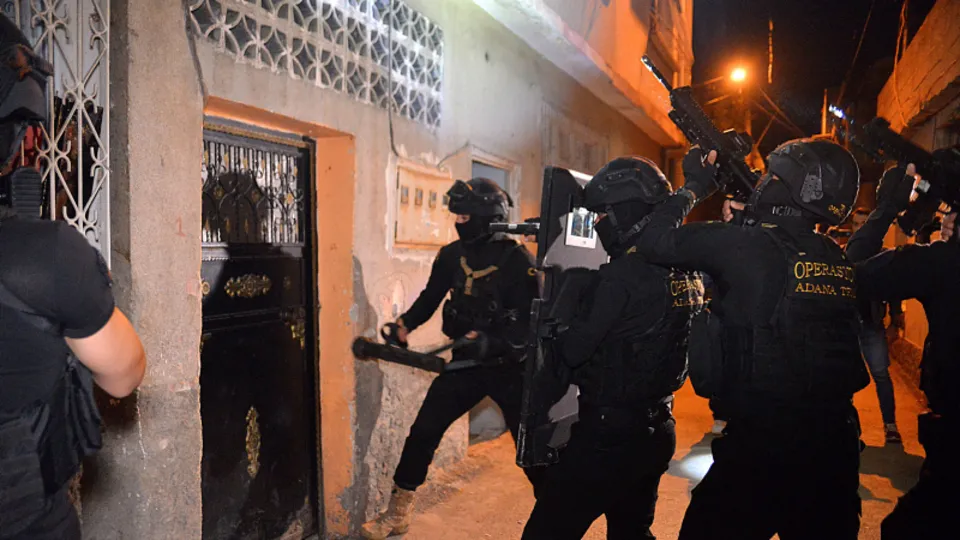 Adana'da DEAŞ'a şafak operasyonu! Kapılar koçbaşı ile kırıldı | Çok sayıda gözaltı kararı var