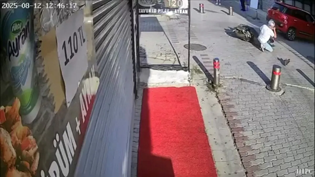 Yürüyüş yolunda motosiklet ile otomobil çarpıştı: 1 yaralı