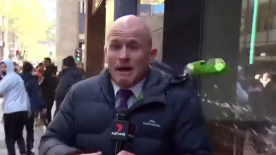 Canlı yayın sırasında neye uğradığını şaşırdı! Muhabirin başına...