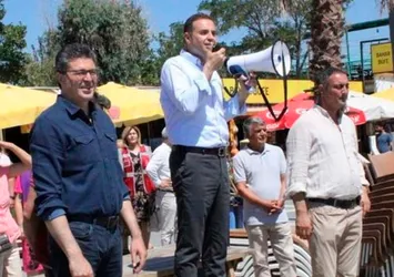 CHP Genel Başkanı Kemal Kılıçdaroğlu'nun mitingine seyirci toplamak için megafonla çağrı yaptılar! Tatilcilerden CHP'lilere sert tepki