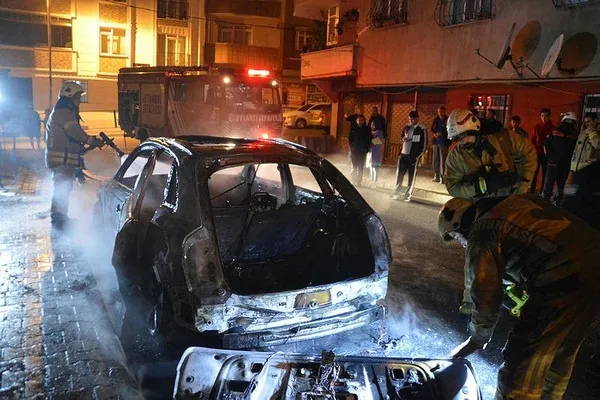 1635218601256.jpeg Park halindeki otomobil alev alev yanarak kül oldu - 1
