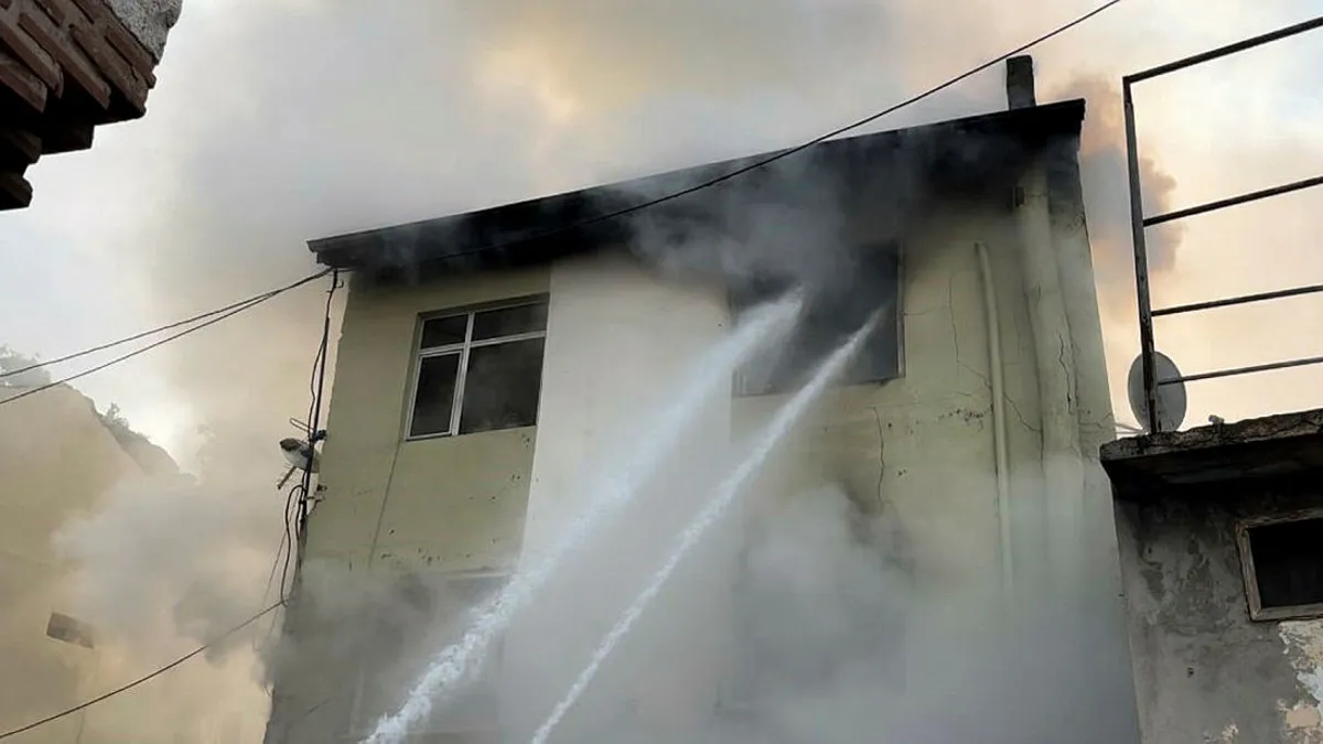 Bursa'da 3 katlı bina alev alev yandı