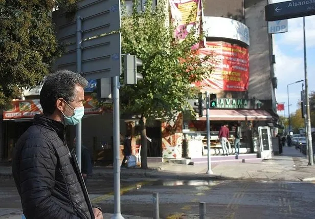 İzmir HDP binası önünde evlat nöbeti tutan baba isyan etti: Oğlumu nasıl kaçırdılarsa öyle geri getirsinler