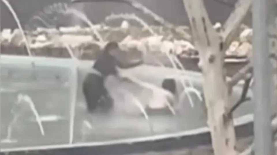 Soğuk havada şoke eden görüntü! Genç kızlar süs havuzuna böyle girdi