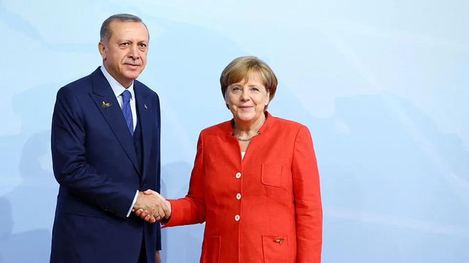 Son dakika: Başkan Erdoğan ile Merkel’den kritik görüşme