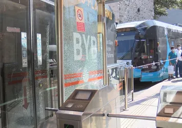 Feci olay! Tramvay ile durak arasına düştü