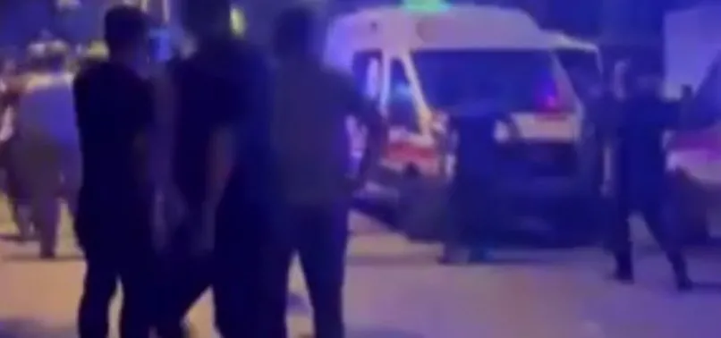İstanbul’da korkunç kavga! 1 kişi boğazından bıçaklanarak öldü 1 kişi silahla vuruldu İstanbul’da korkunç kavga! 1 kişi boğazından bıçaklanarak öldü 1 kişi silahla vuruldu