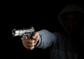 Son dakika: Suikast silahıyla yakalandılar