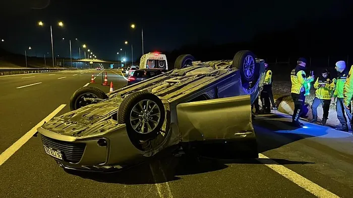 1742181608377.jpeg Kuzey Marmara Otoyolu'nda seyir halindeyken öndeki araca arkadan çarpan otomobil takla attı. (İHA)