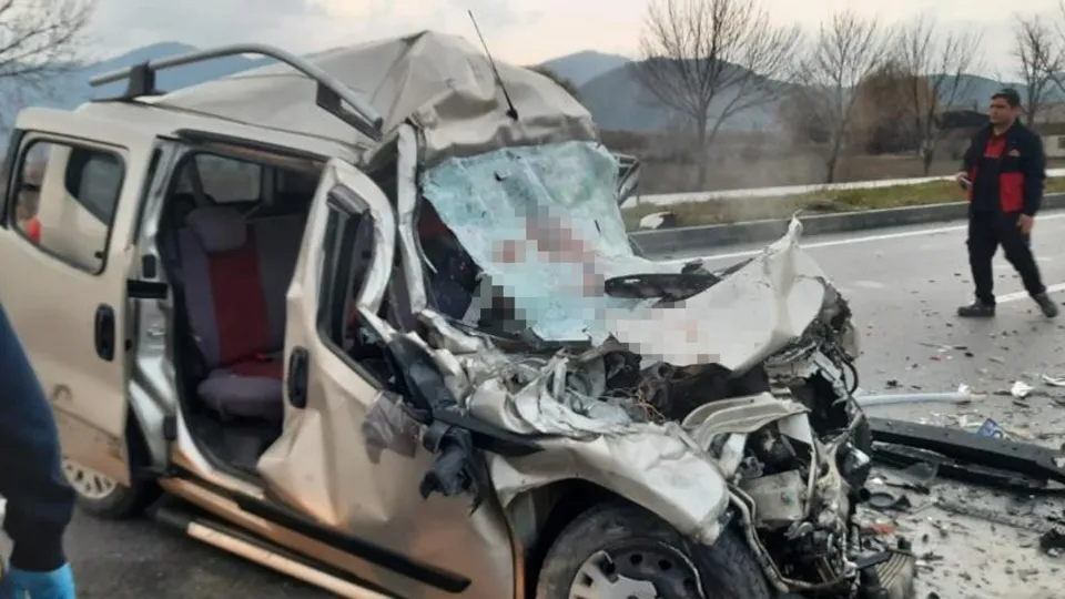 Feci kaza! Tıra arkadan vuran ticari araç 4 kişinin mezarı oldu