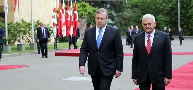Başbakan Binali Yıldırım Gürcistan’da resmi törenle karşılandı