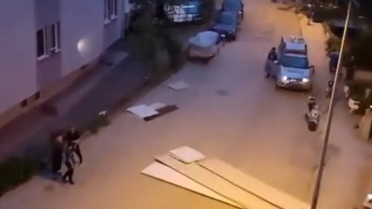 Karabükte fırtına engeli: Çatılar yola uçtu