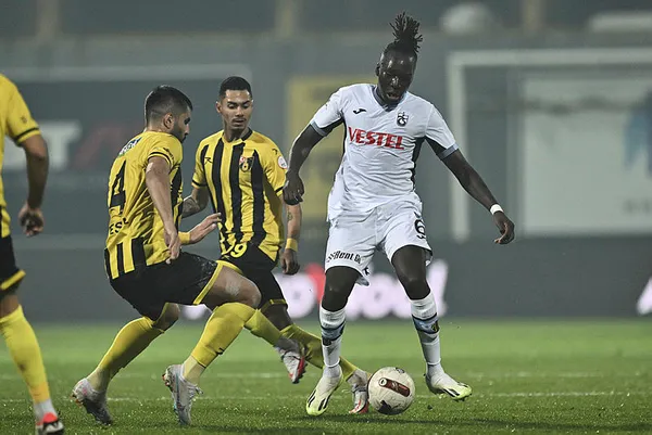 İstanbulspor - Trabzonspor maçı yarıda kaldı! Yönetim takımı sahadan çekti