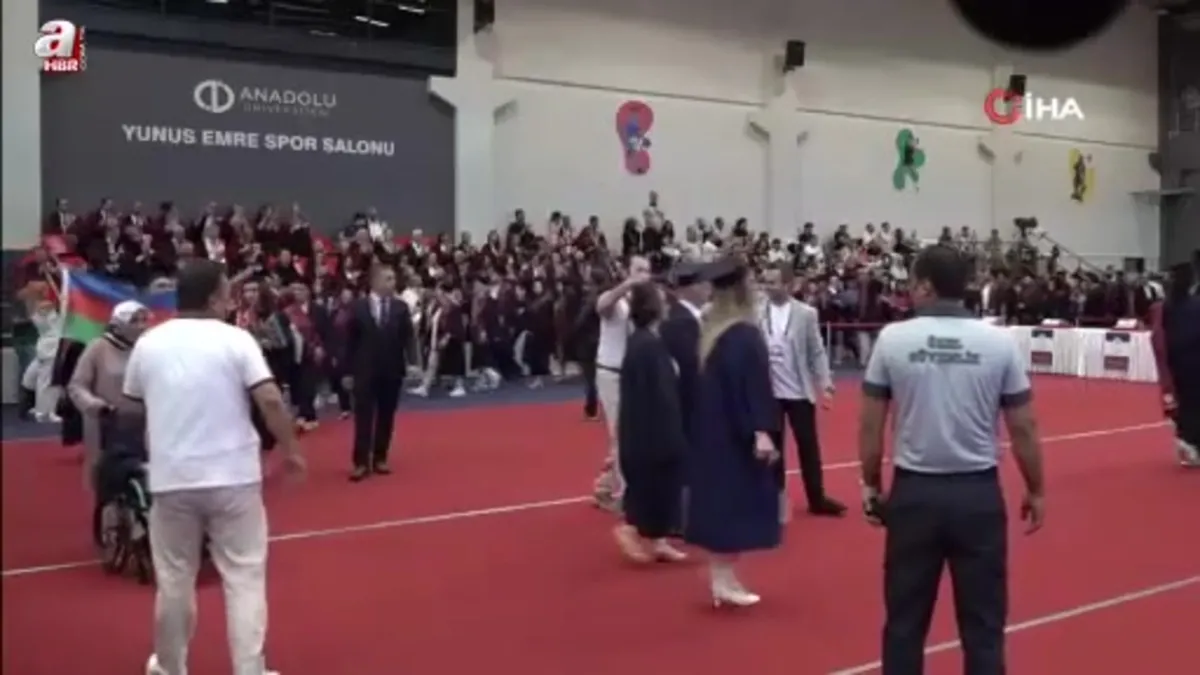 Yüzde 90 engelli kızının eğitimi için 21 yıldır çabalayan anne mezuniyet gururu yaşadı