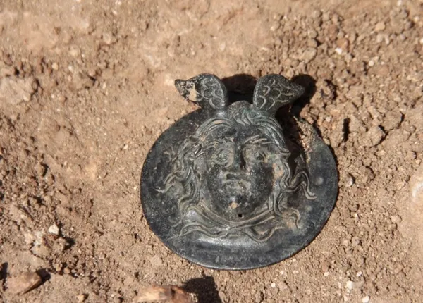 adiyaman-perredeki-kazilarda-medusa-kabartmali-madalya-bulundu-1664972023683.jpg Adıyaman Perre’deki kazılarda Medusa kabartmalı madalya bulundu - 4