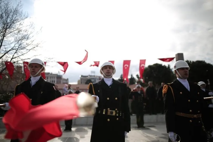 Çanakkale Zaferi’nin 108. yıl dönümü! Çanakkale geçilmez yazılı altın madalya Türk bayrağına takıldı