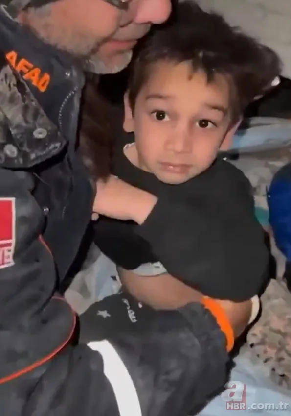 Depremden saatler sonra mucize kurtuluşlar! Umutlu bekleyişler sürüyor 17