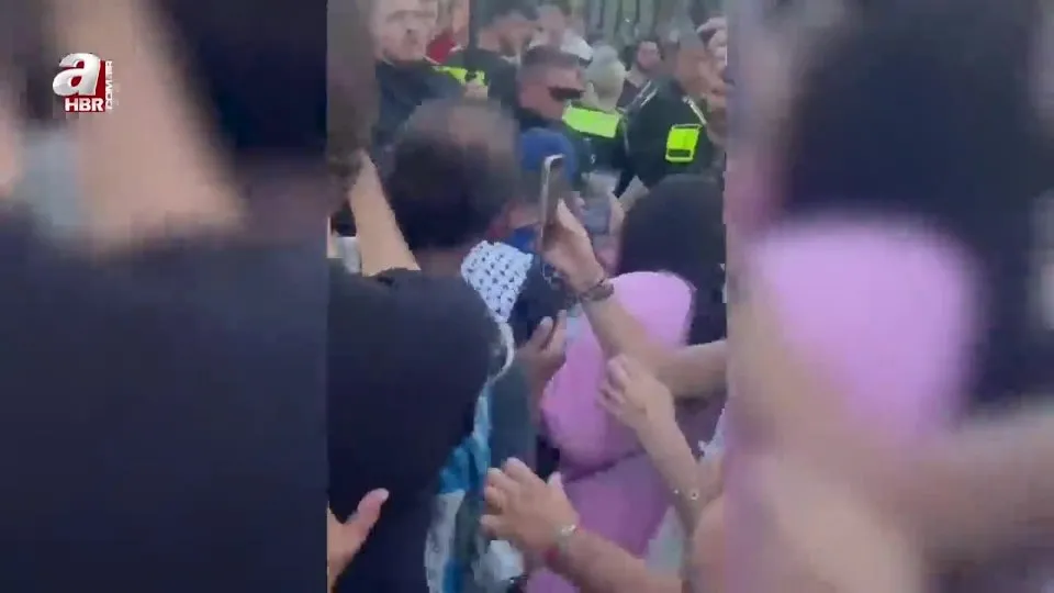 Berlin’de Filistin’e destek gösterisinde tepki toplayan görüntüler! Alman polisi İsrail’i protesto eden kadına yumrukla saldırdı