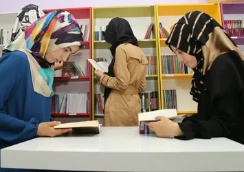 Bu kafede kitap okuyana içecek bedava