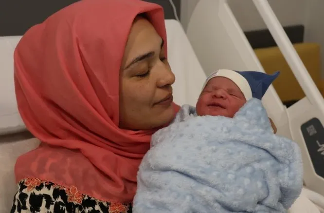 turkiyenin-dort-bir-yaninda-2025in-ilk-bebekleri-dunyaya-geldi-1735682417399.jpg İzmir'de yeni yılın ilk bebeği Mahir Deniz oldu