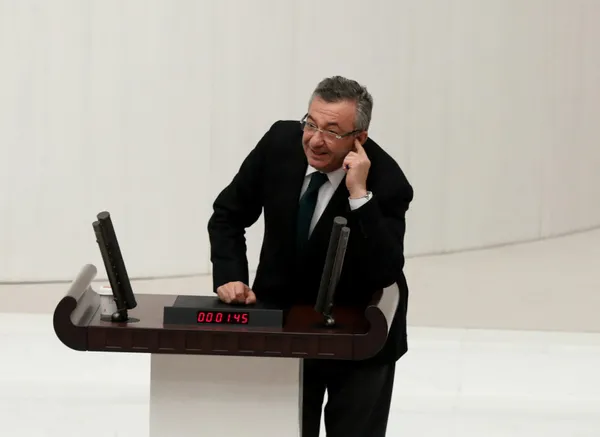 CHP ve HDP’den Meclis’te provokasyon! Burak Erbay Kürsüde çekiçle telefon kırdı! TBMM Başkanı Şentop’tan ilk yanıt: Kürsüler şov yeri değil