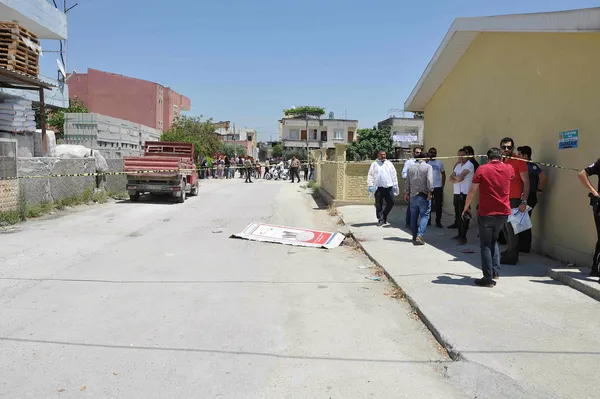 Mersin'de sokak ortasında dehşet! Boğazını keserek öldürdü - 2
