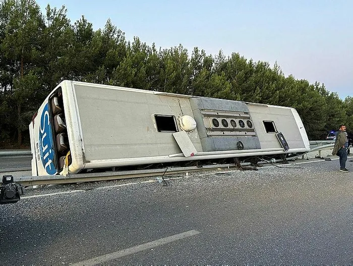 1719807091991.jpeg Uşak'ta kontrolden çıkan yolcu otobüsü refüje çarptı yan yattı: 11 yaralı - 1
