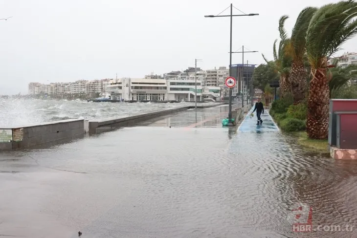 İzmir’deki fırtına altyapı sorununu bir kez daha gözler önüne serdi! Deniz taştı ulaşım durdu