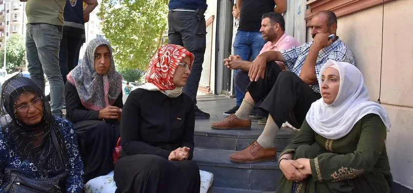 KADEM'den HDP Diyarbakır İl Binası önünde eylem yapan annelere destek ziyareti