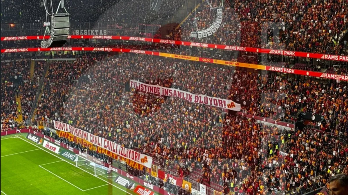 Galatasaray taraftarından Filistin ve Sergen Yalçın pankartı