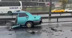 Otomobille çarpıştı ikiye bölündü