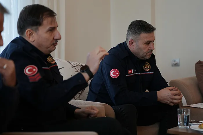 enkaz-altinda-soz-vermisti-itfayecilerle-kahve-icti-1738840687119.jpeg Beyaz ziyarete gelen itfaiyecilerle sohbet etti / DHA