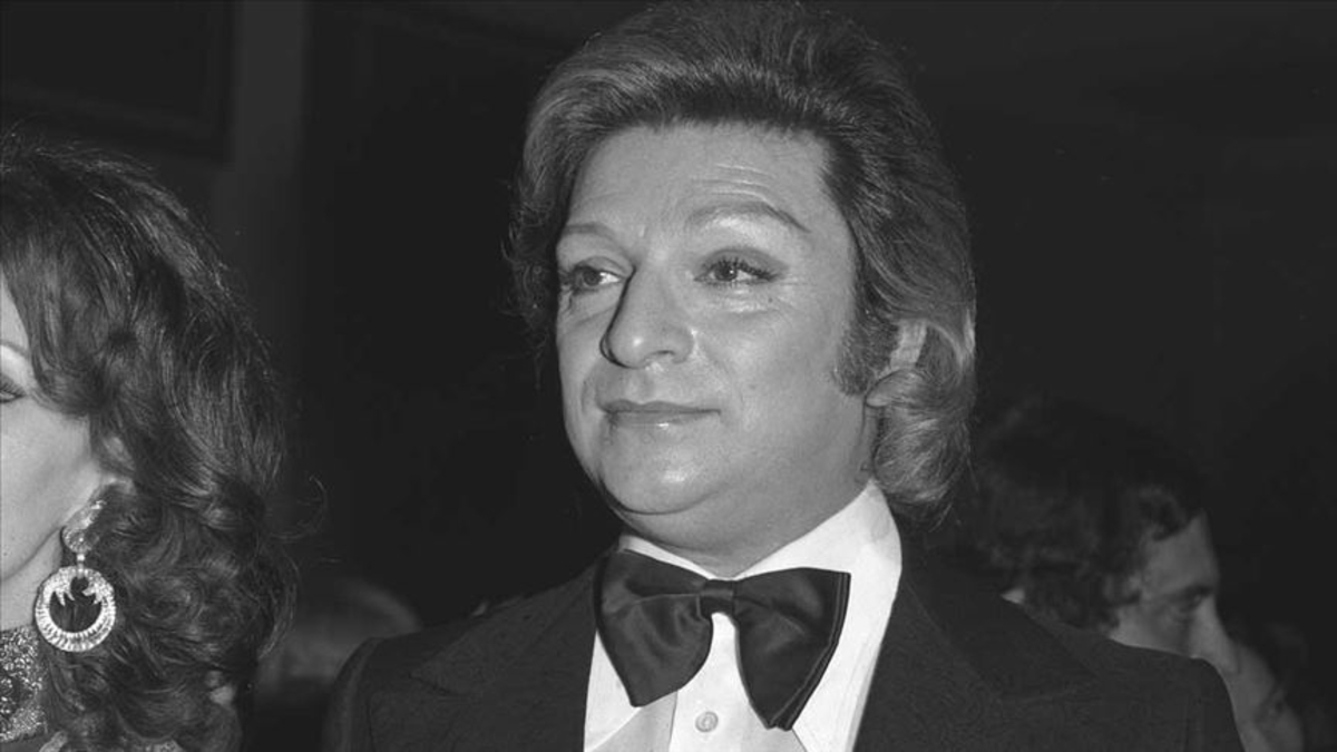 Zeki Müren’in 1960'lı yıllarda tasarladığı halılar İtalya’da satışa çıktı!