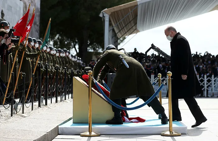 Son dakika: Çanakkale Deniz Zaferi'nin 107'nci yılı! Başkan Erdoğan'dan Şehitler Abidesi'ndeki törende önemli açıklamalar - 4
