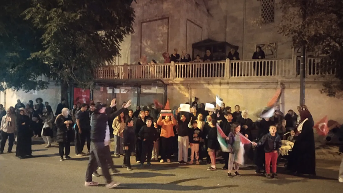 Üsküdar'da McDonald's şubesi açılmasını istemeyen vatandaştan protesto! "Kandan yapılmış yiyecekler istemiyoruz"