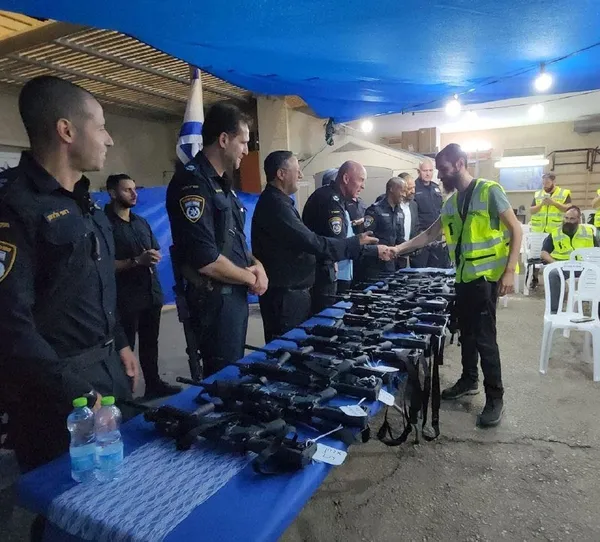 Katiller sürüsü silahlanmaya hız verdi! İsrailli Bakan Ben Gvir ekmek gibi silah dağıttı